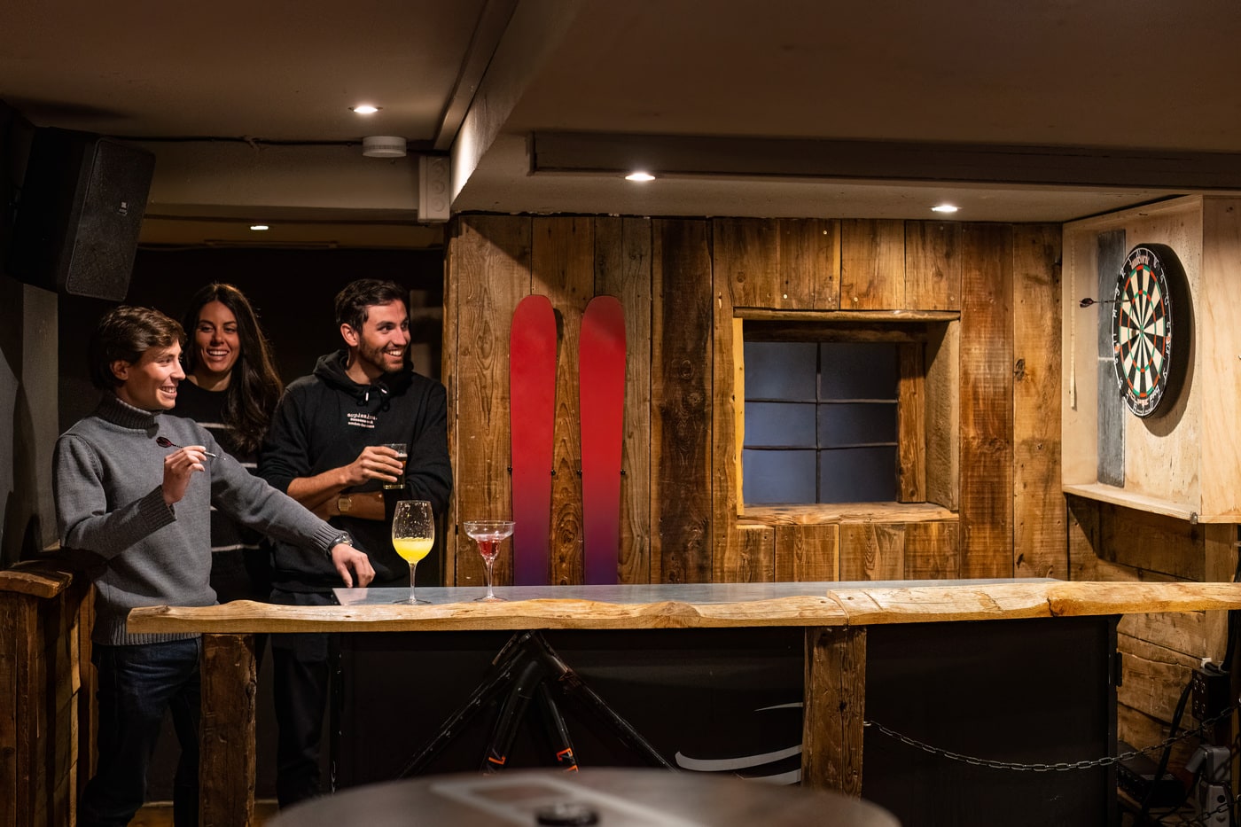 joueurs de fléchette au bar