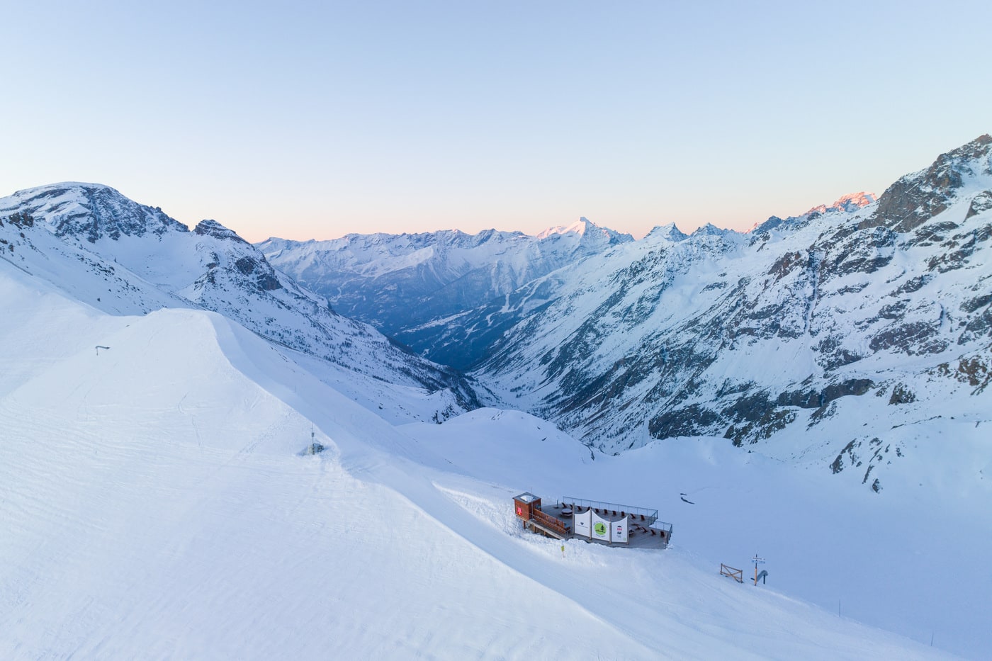 cime de la station au lever du soleil