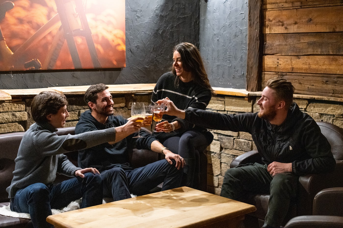 amis qui boivent un verre dans un bar