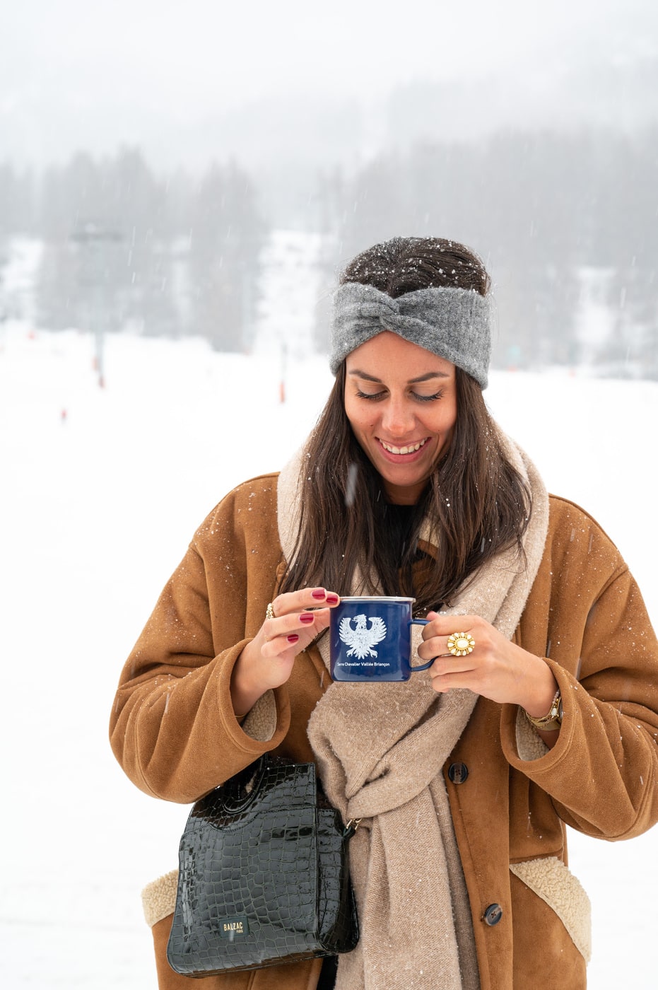 figurante qui boit un chocolat chaud dans la neige