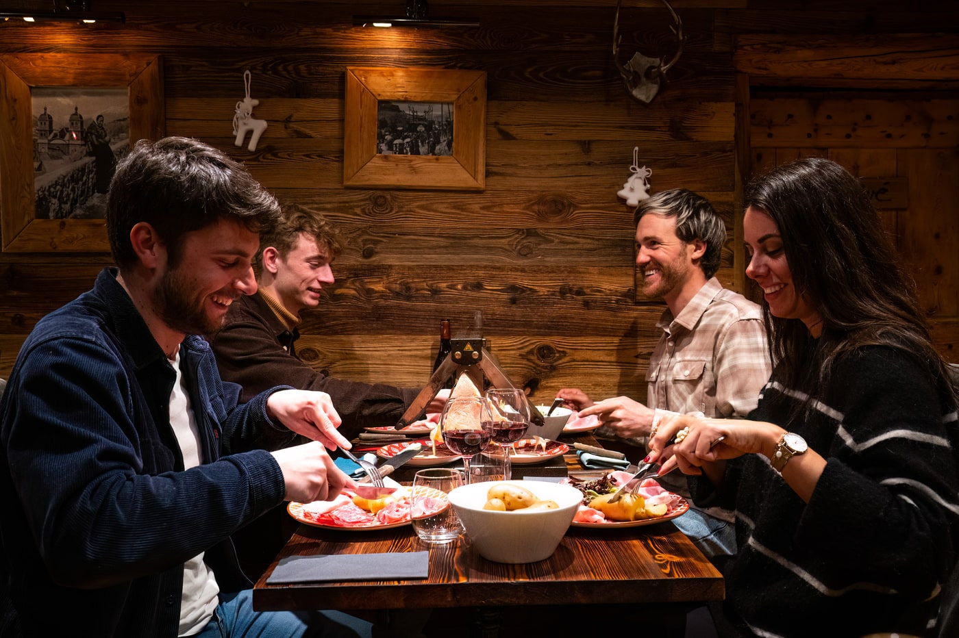 amis autour d'une raclette