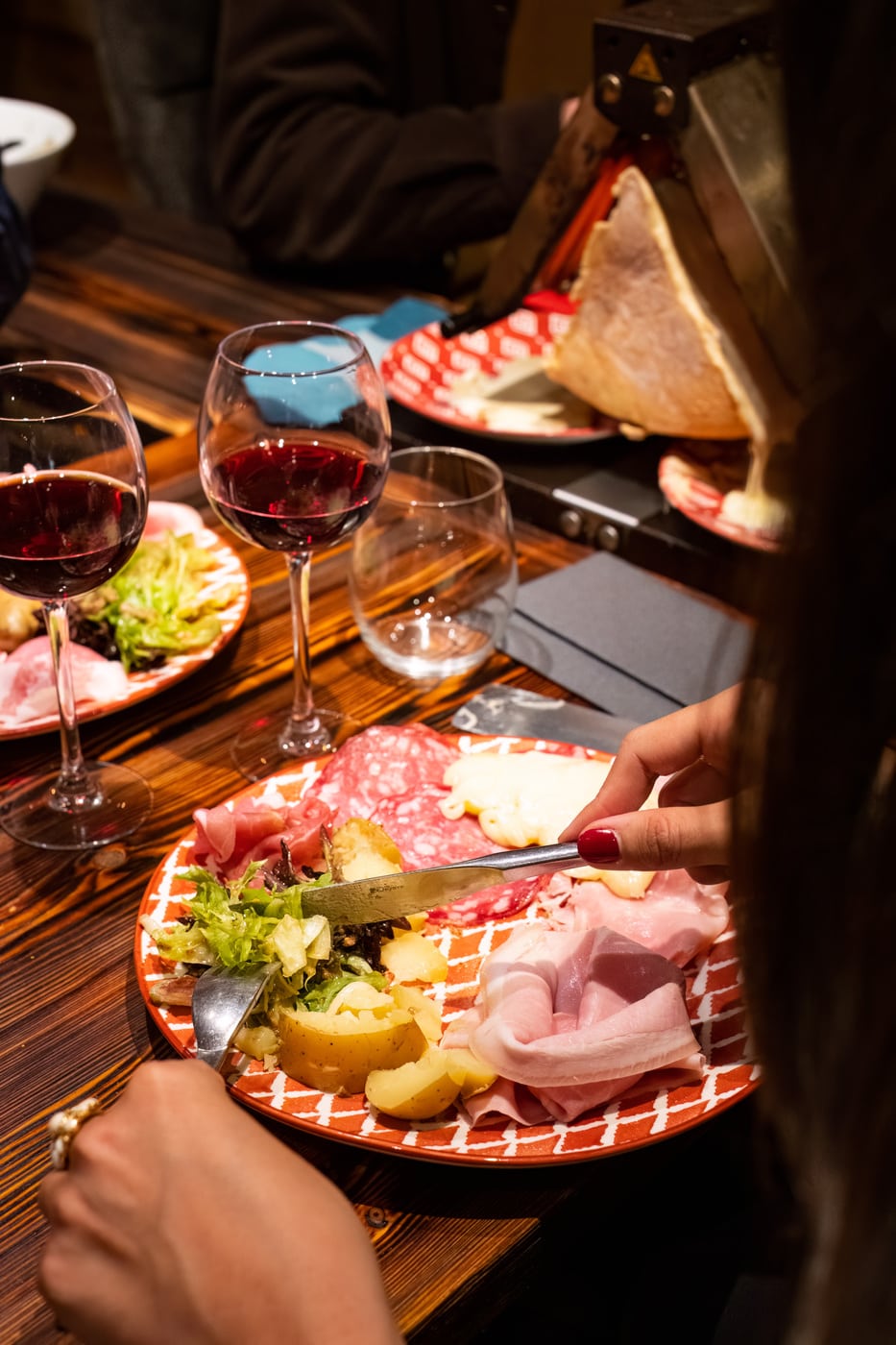 assiette de raclette dans un restaurant