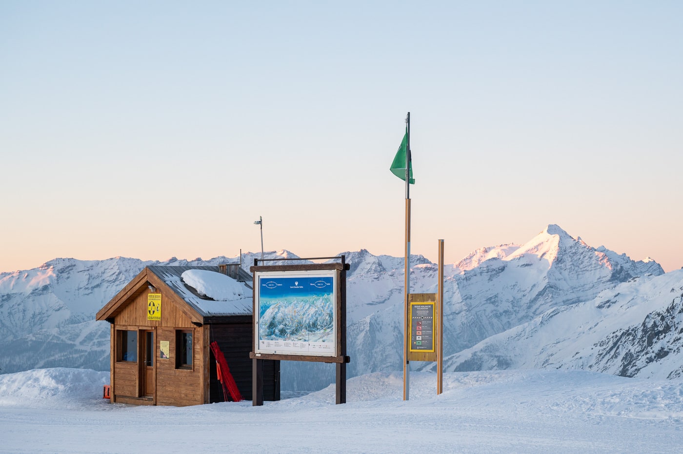 cabane sur les pistes des pisteurs