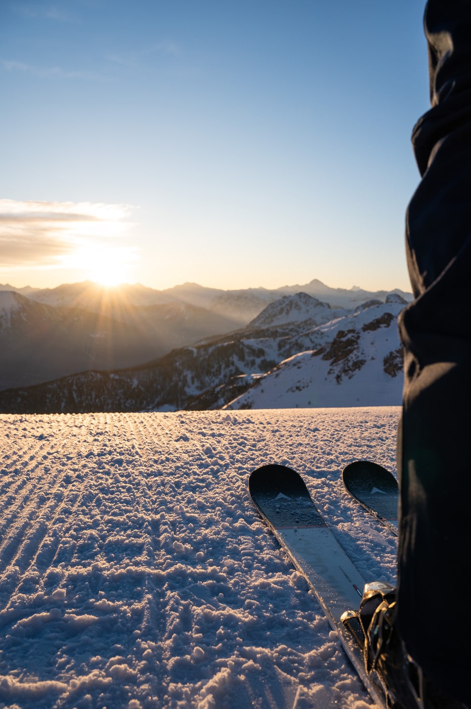 skis face au lever du soleil