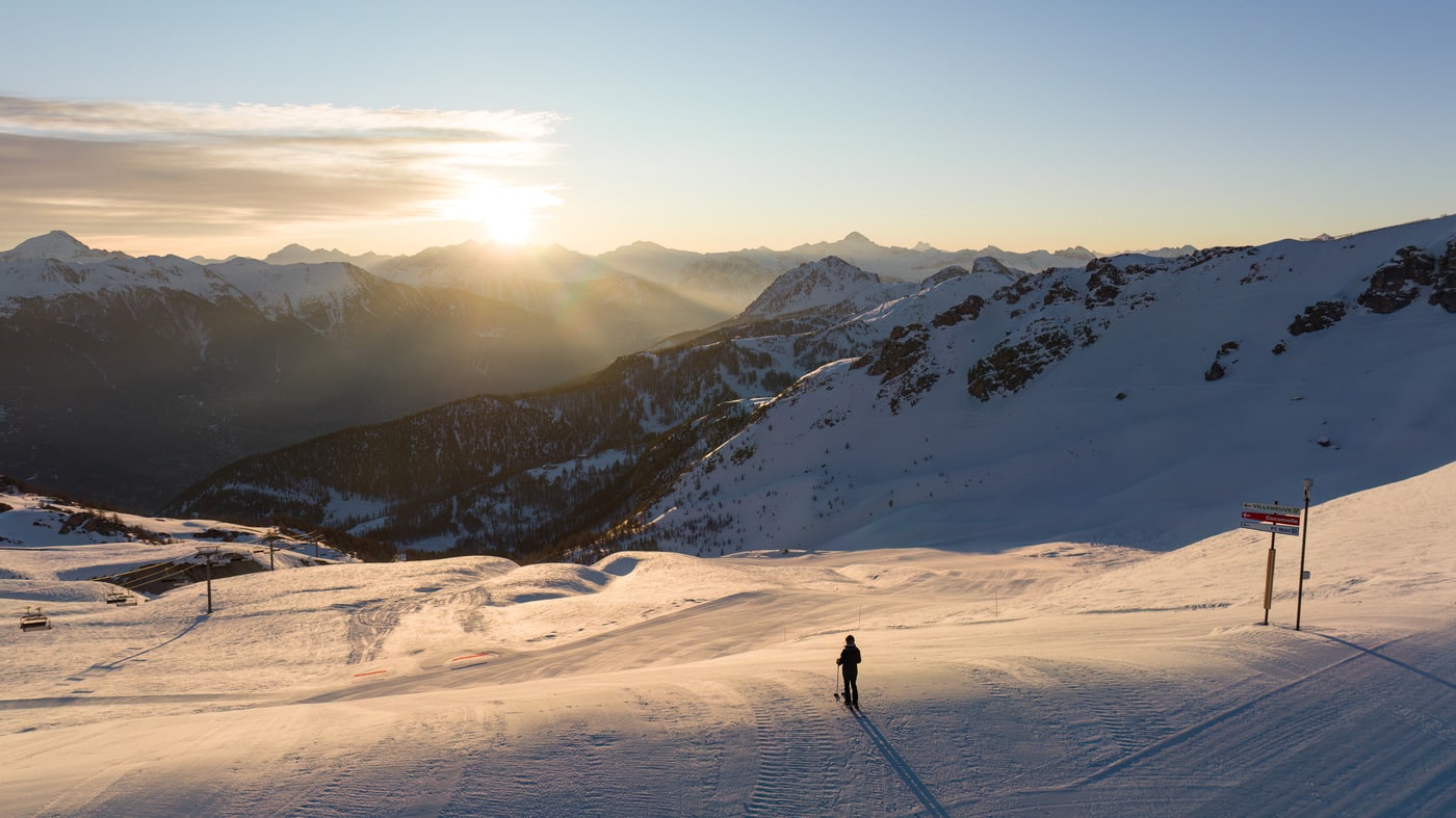 silhouette face au lever de soleil station de ski