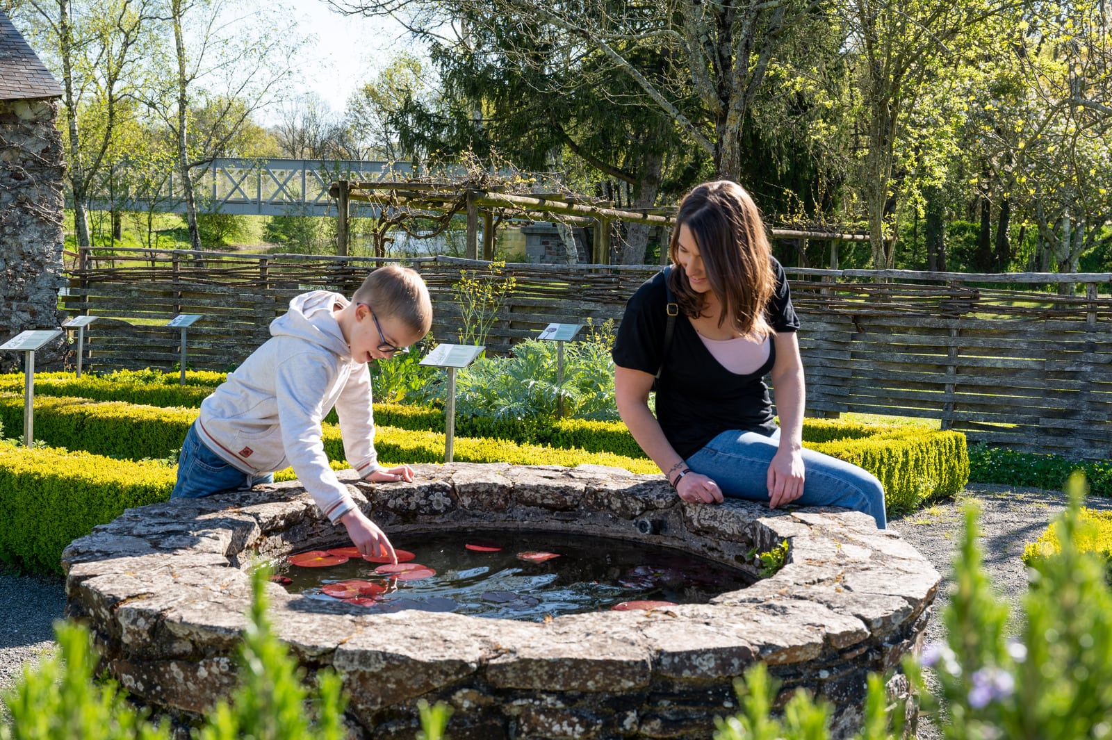 jeux dans le jardin de l'abbaye