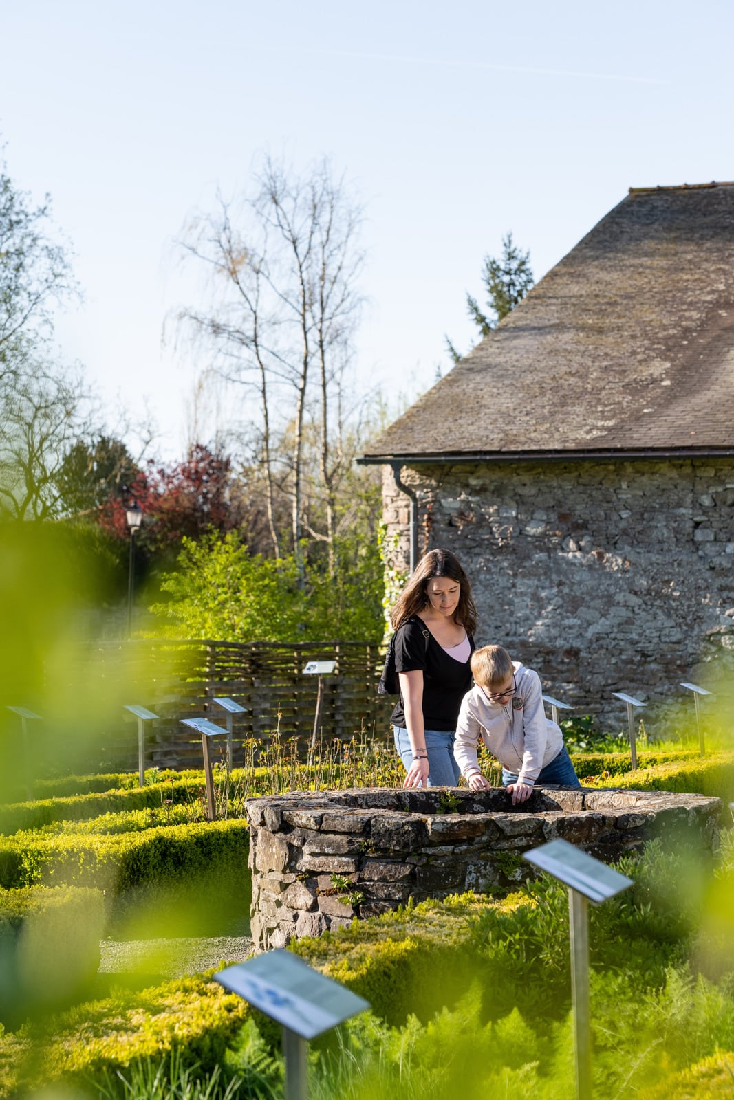 découverte jardin abbaye avec 2 figurants