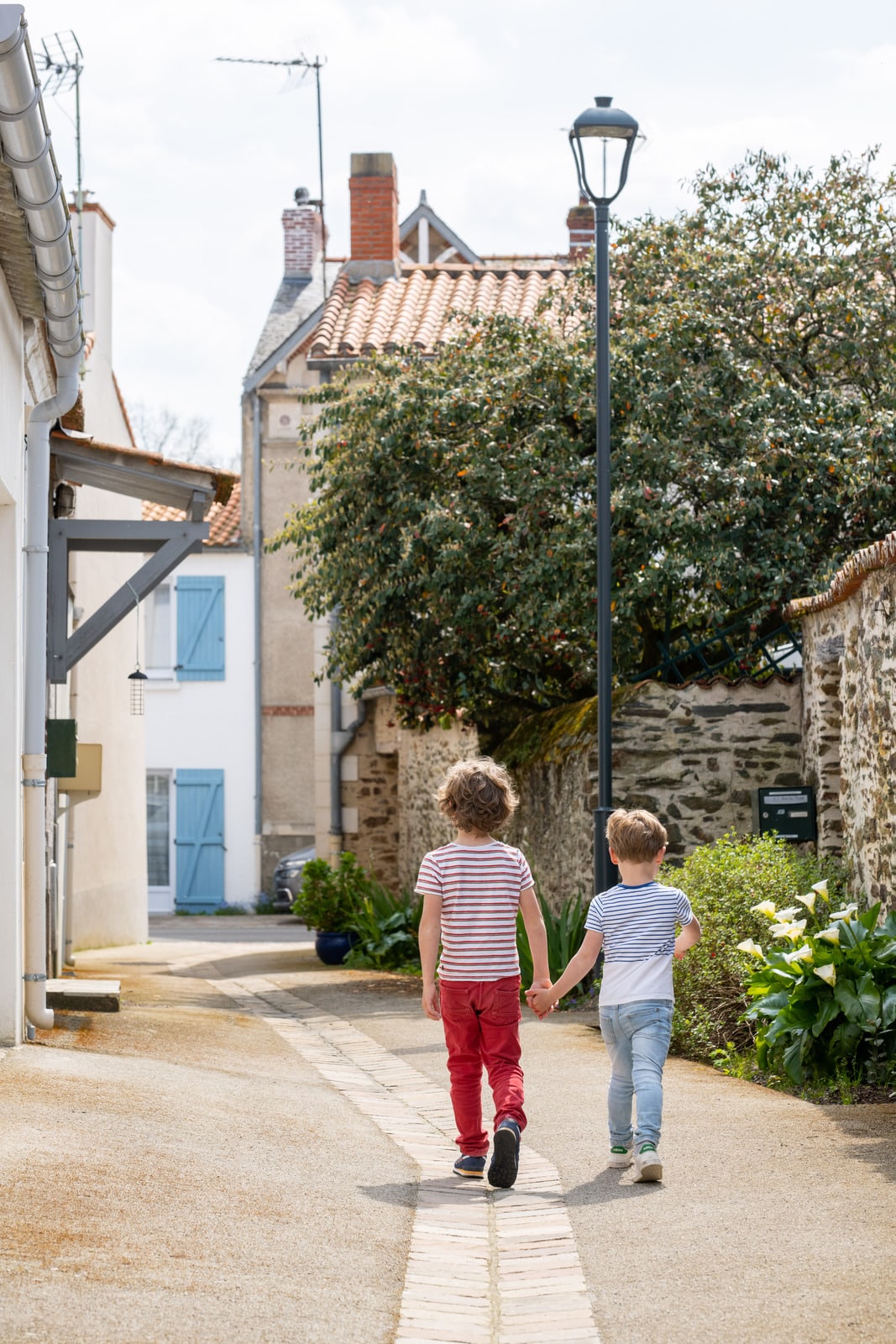 deux frères dans une rue piétonne