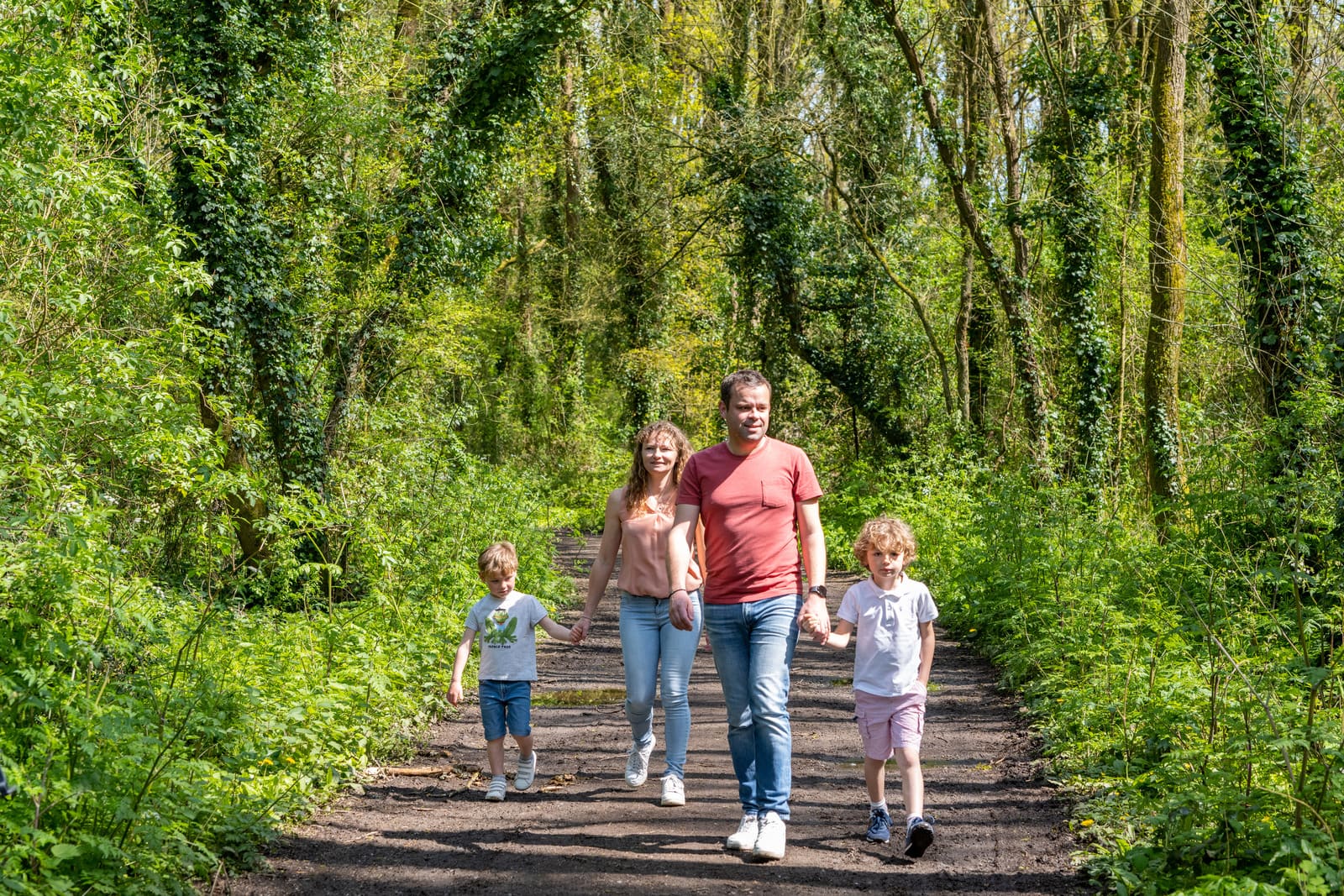 famille en forêt