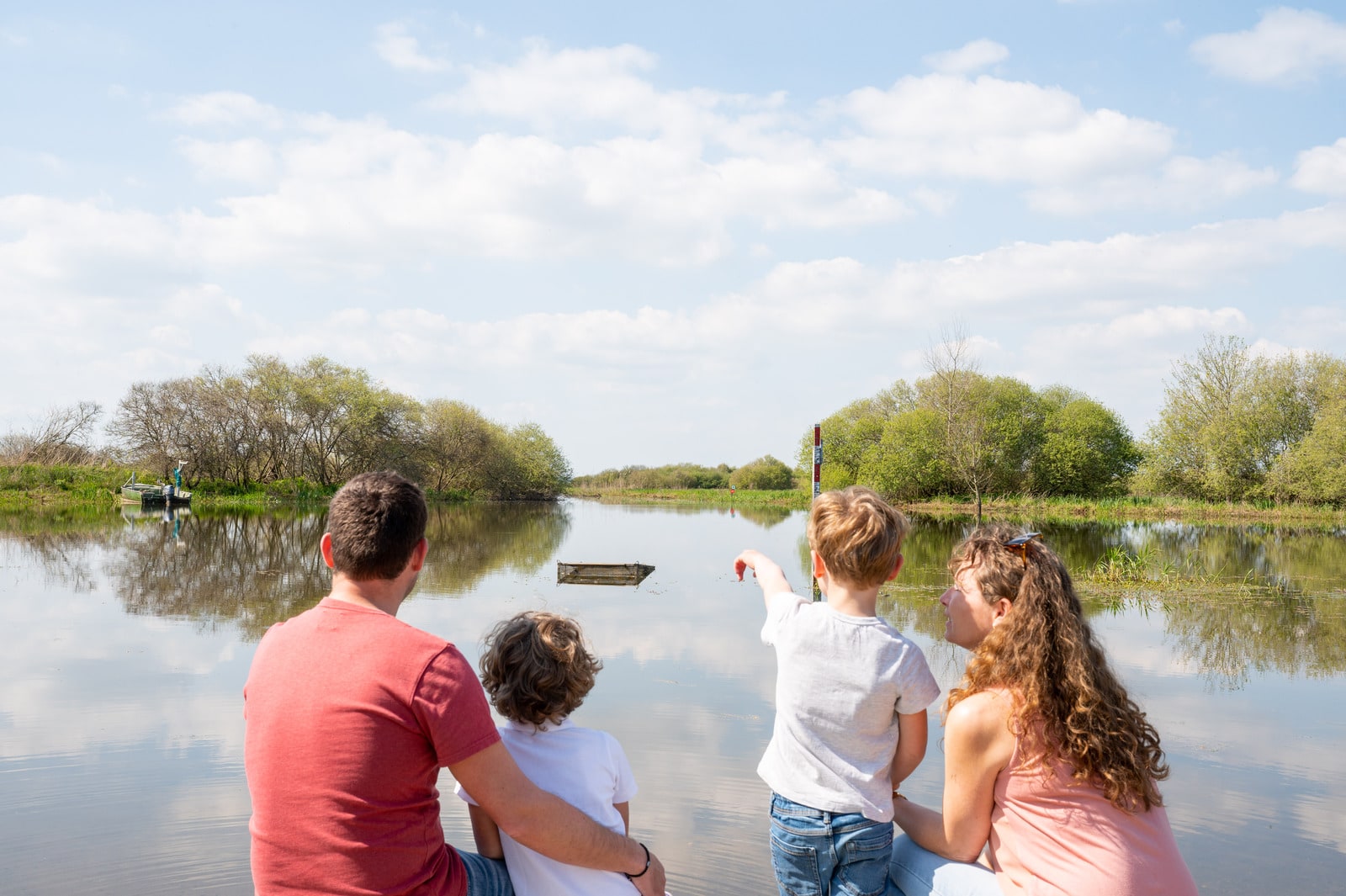 famille au pied du lac