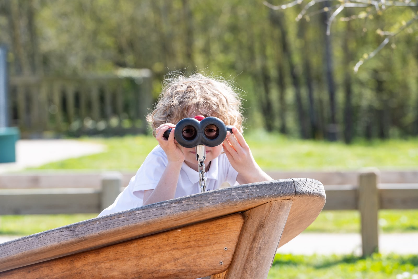 enfant qui joue avec des jumelles