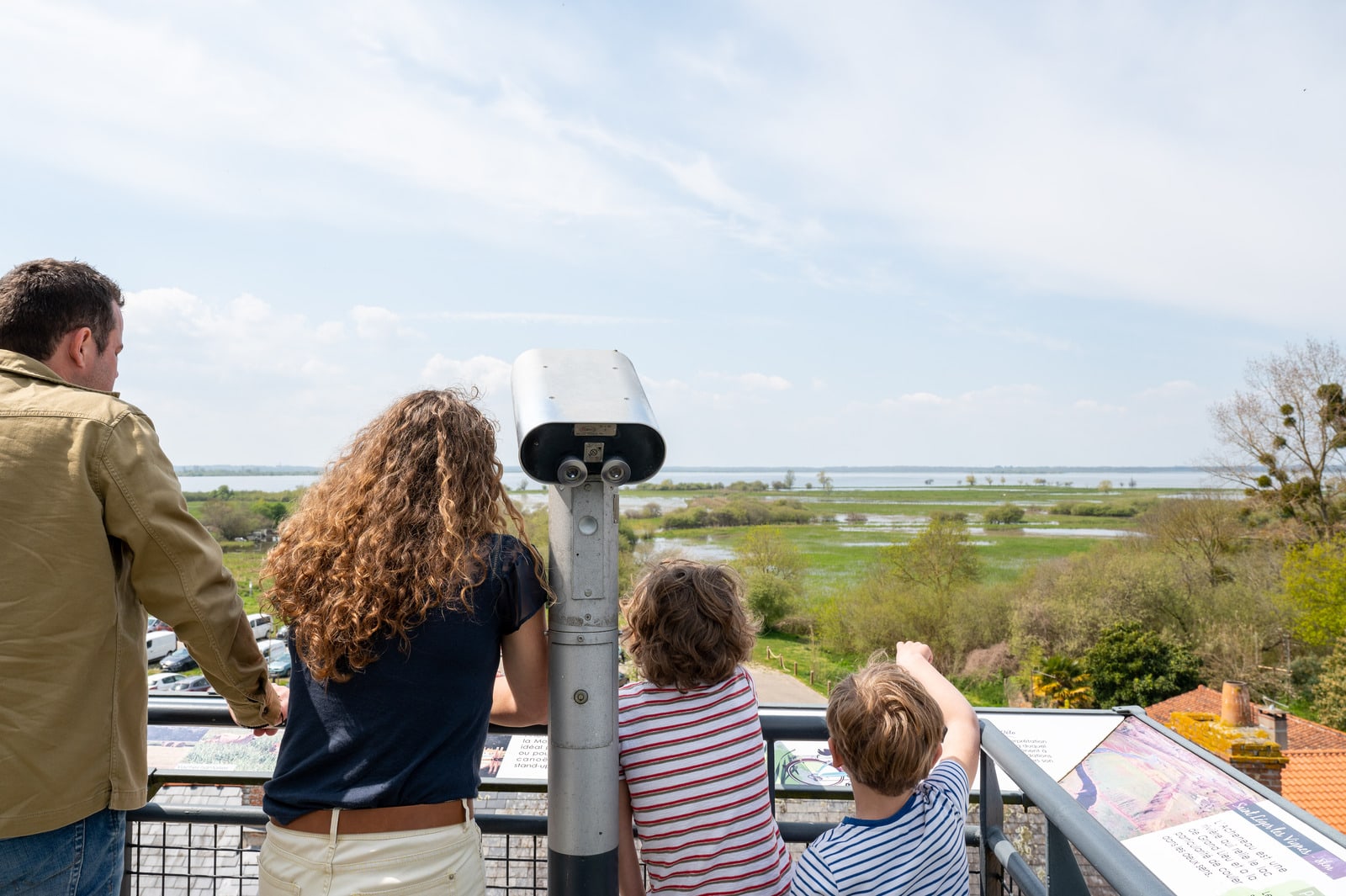 famille au sommet d'une tour panoramique