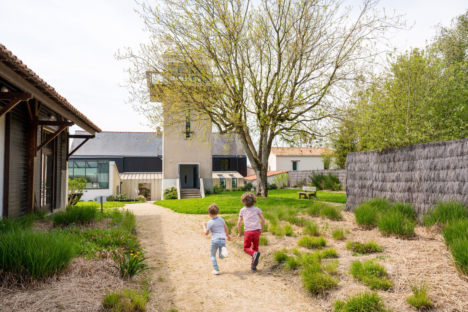 enfant qui jouent dans le parc du musée