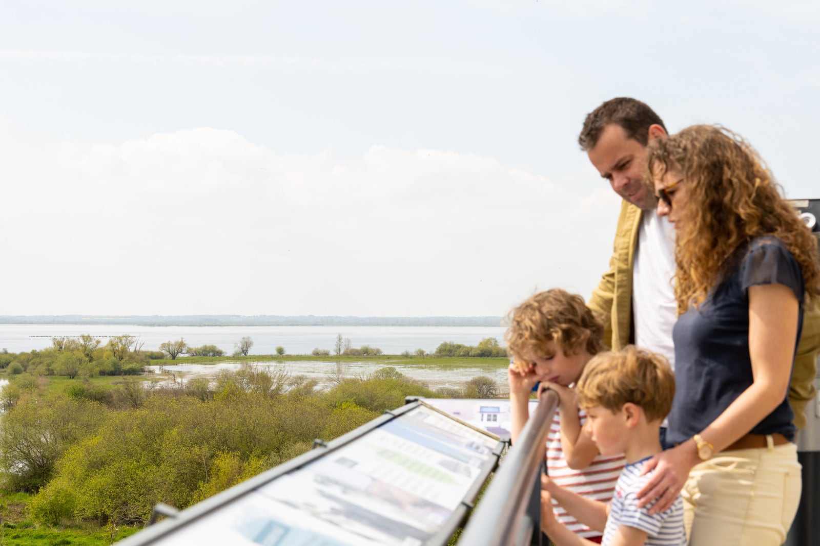 famille au sommet d'une tour panoramique