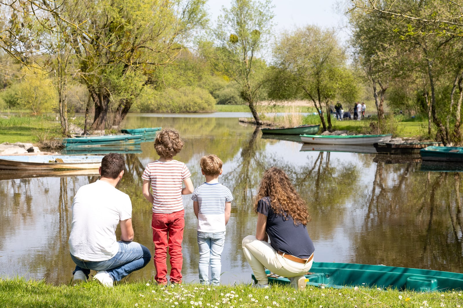 famille au bord de l'eau