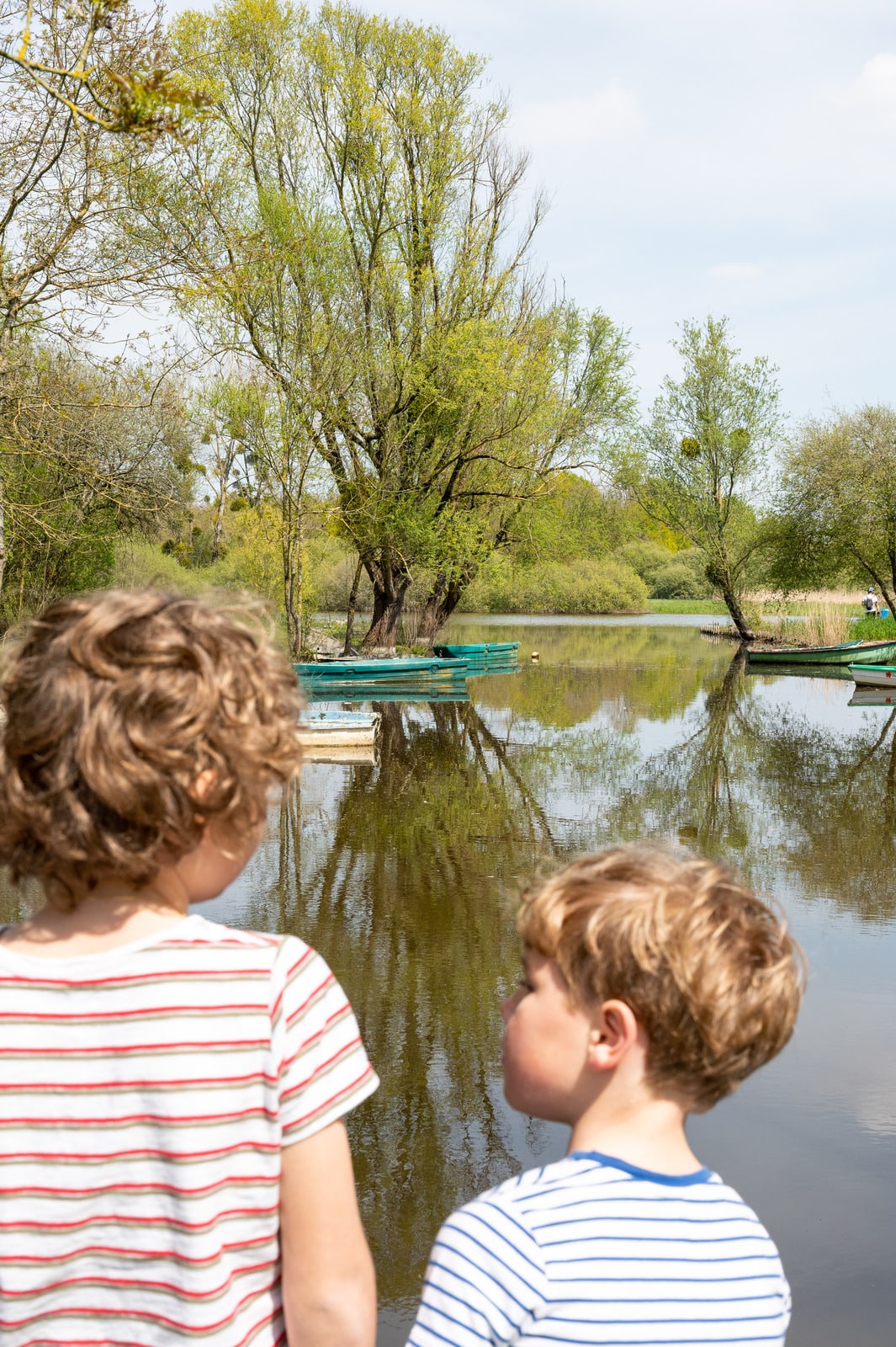 enfant devant le port