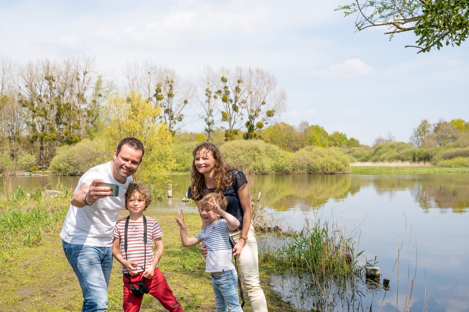 famille qui fait un selfie