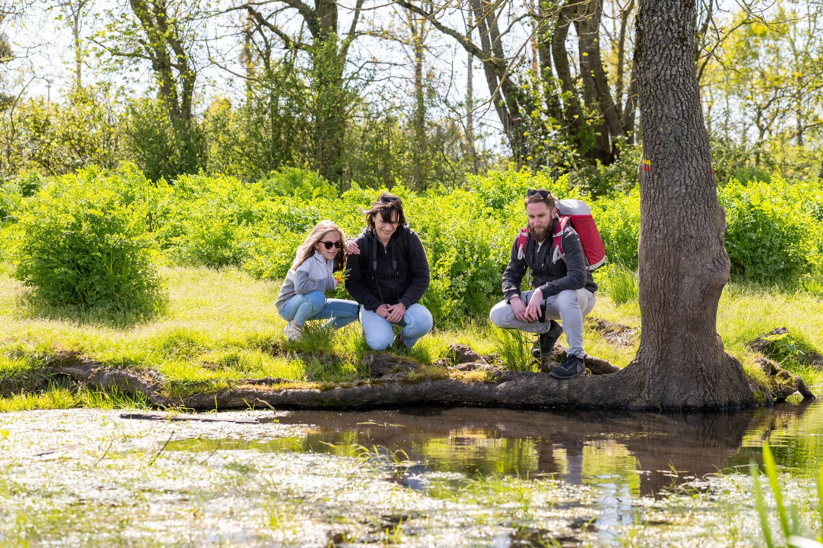 famille au bord de l'eau