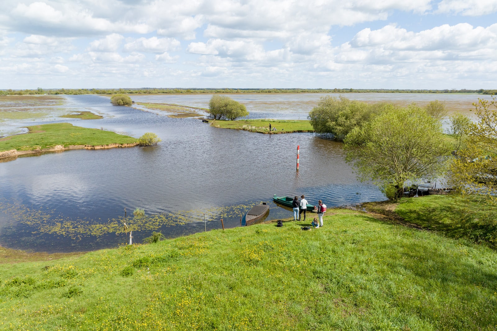 figurants au bord du canal