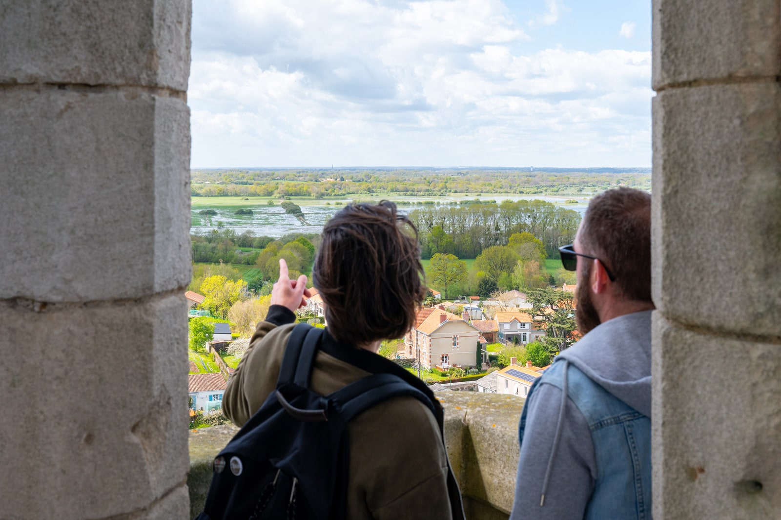 deux figurants en haut du clocher avec vue