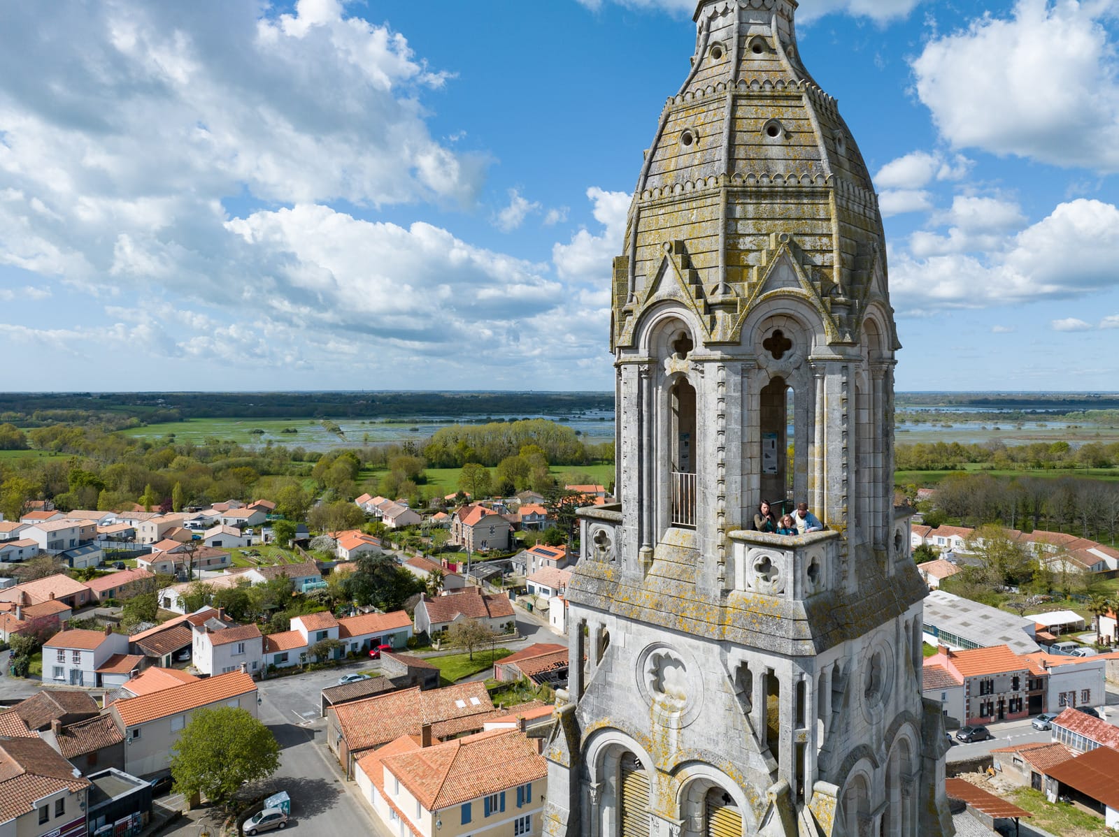 deux figurants en haut du clocher avec vue