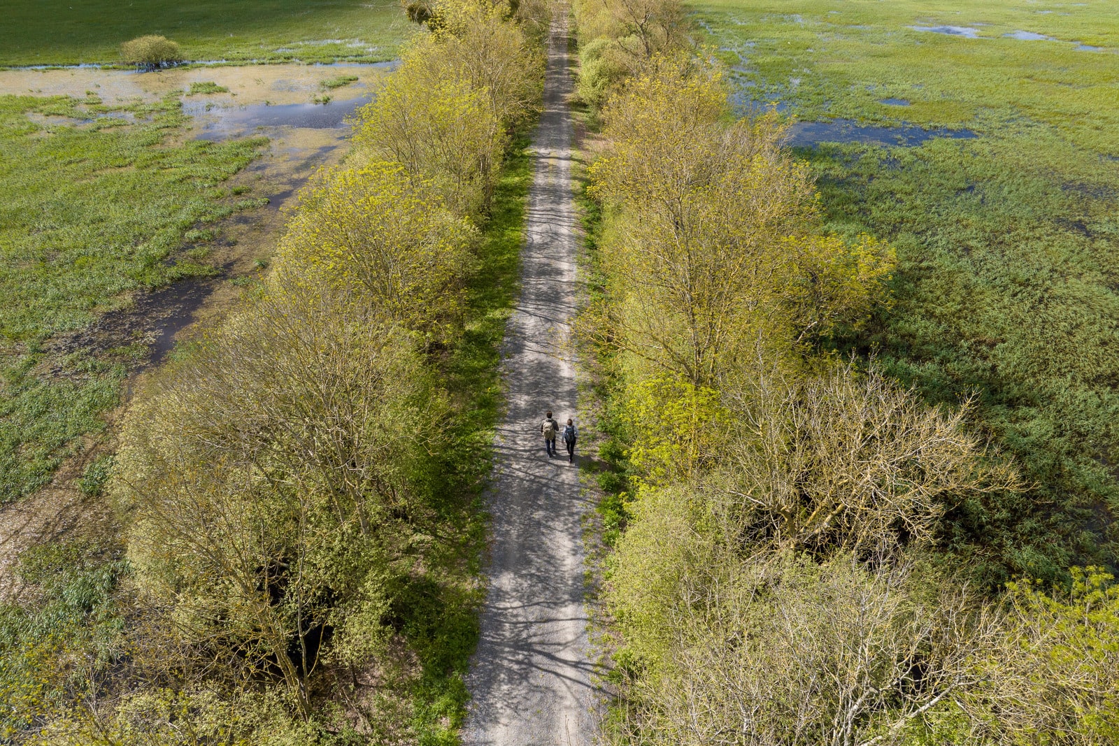 deux randonneurs sur chemin