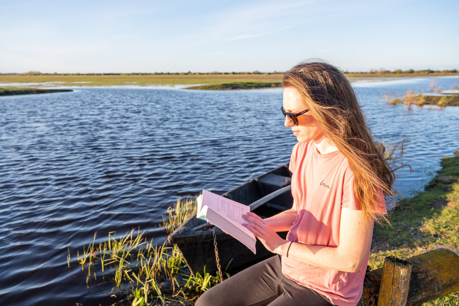 pause lecture au bord de l'eau