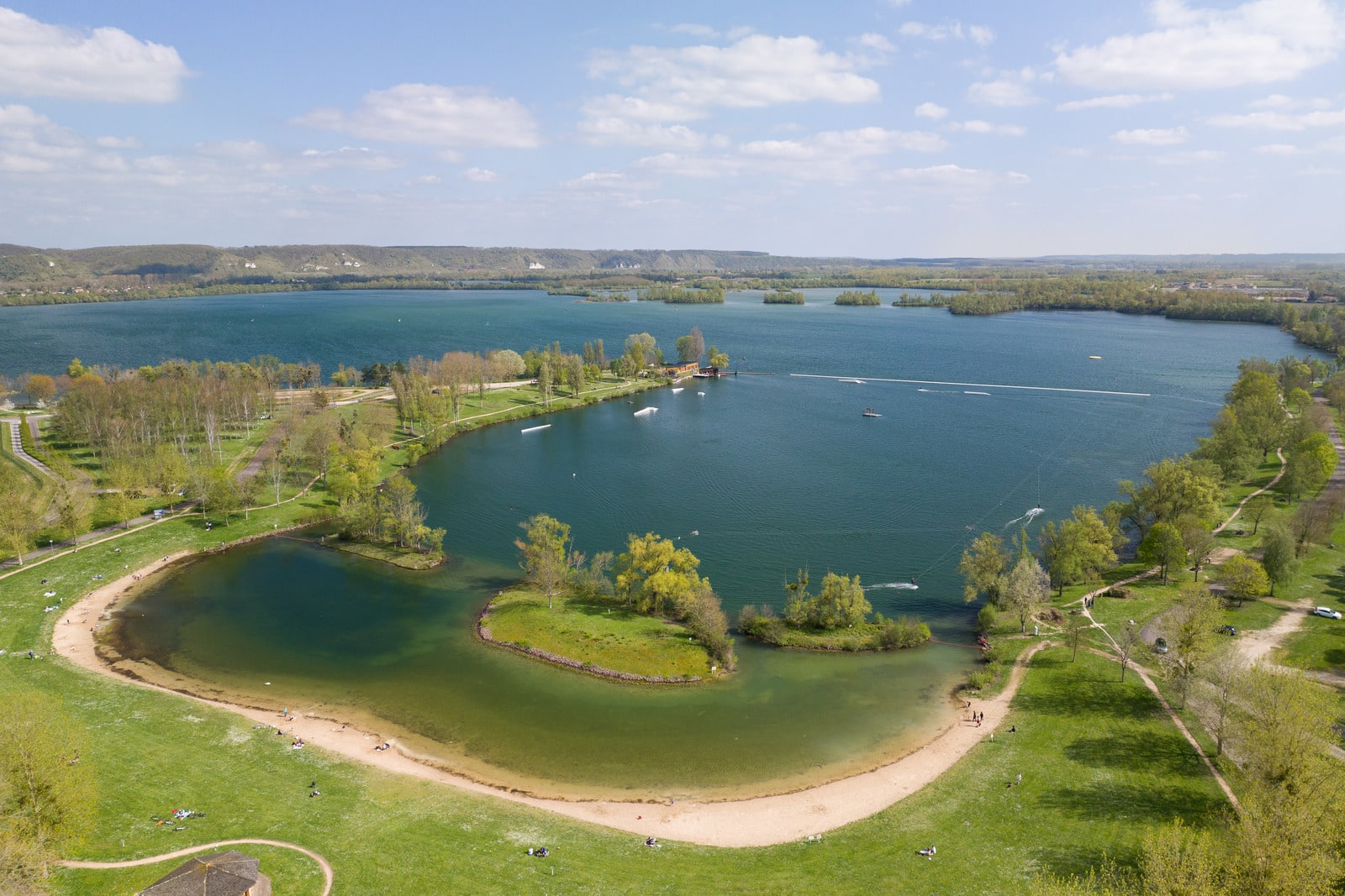 vue en drone d'une base nautique et de loisir