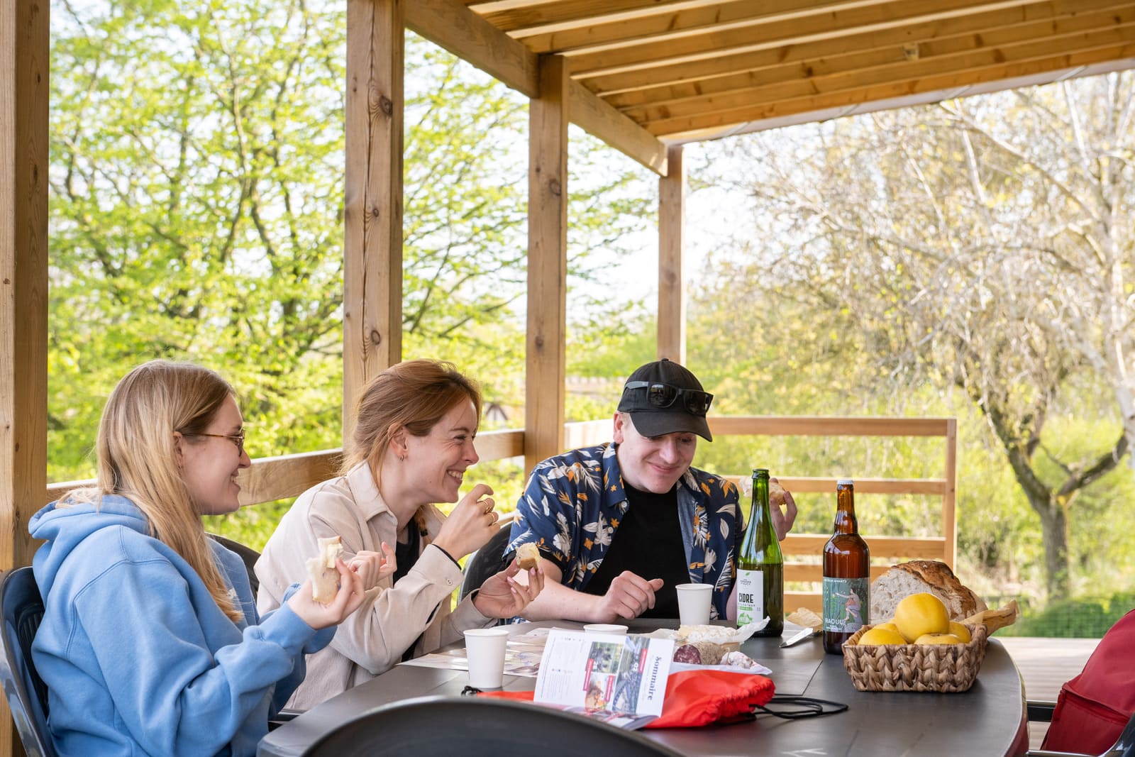 Amis en train de faire un pique-nique au bungalow