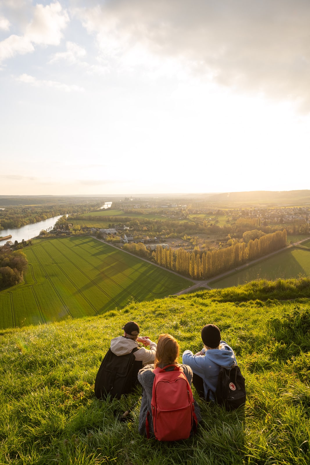 Amis avec la belle lumière du soir