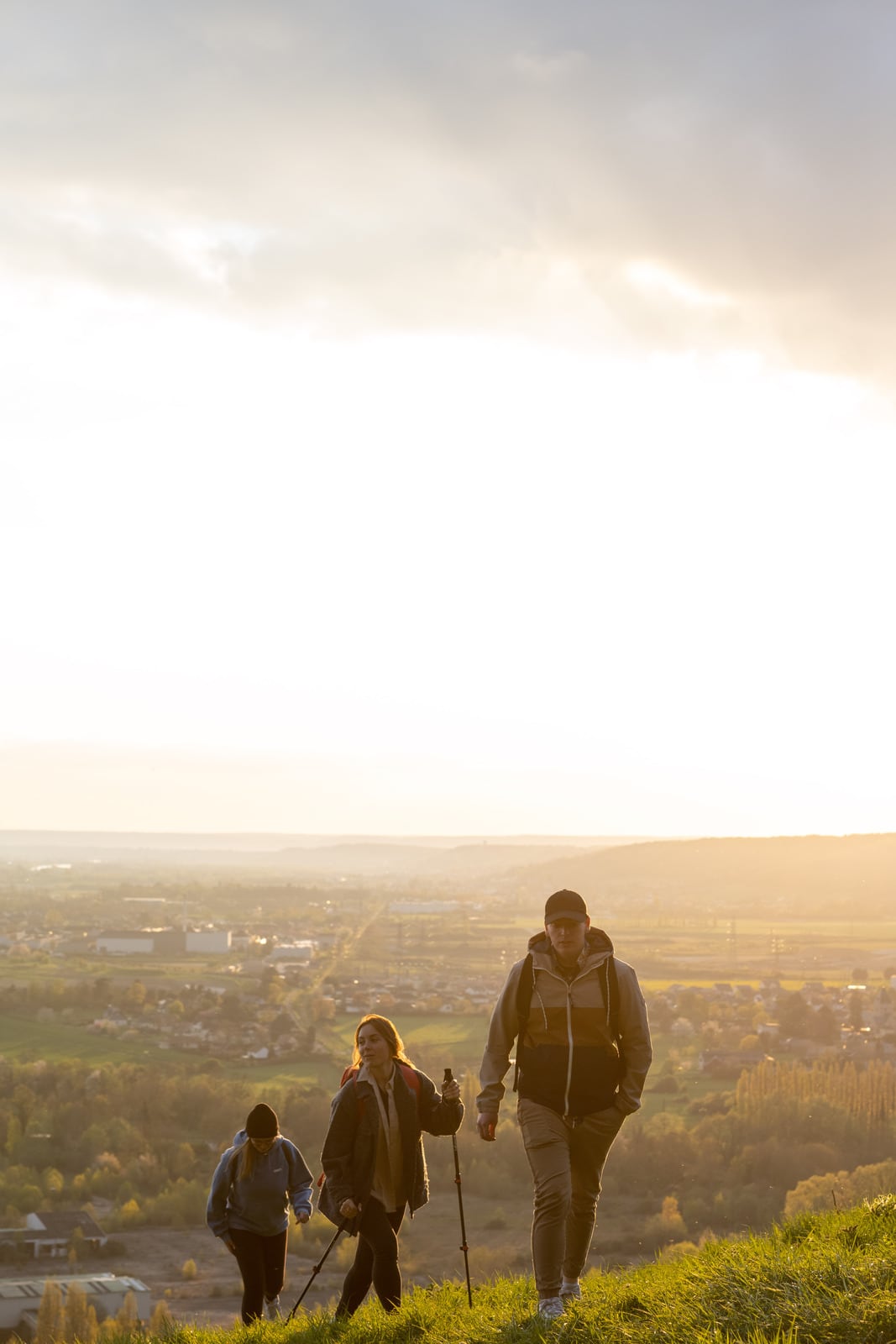 Randonneurs avec la belle lumière du soir