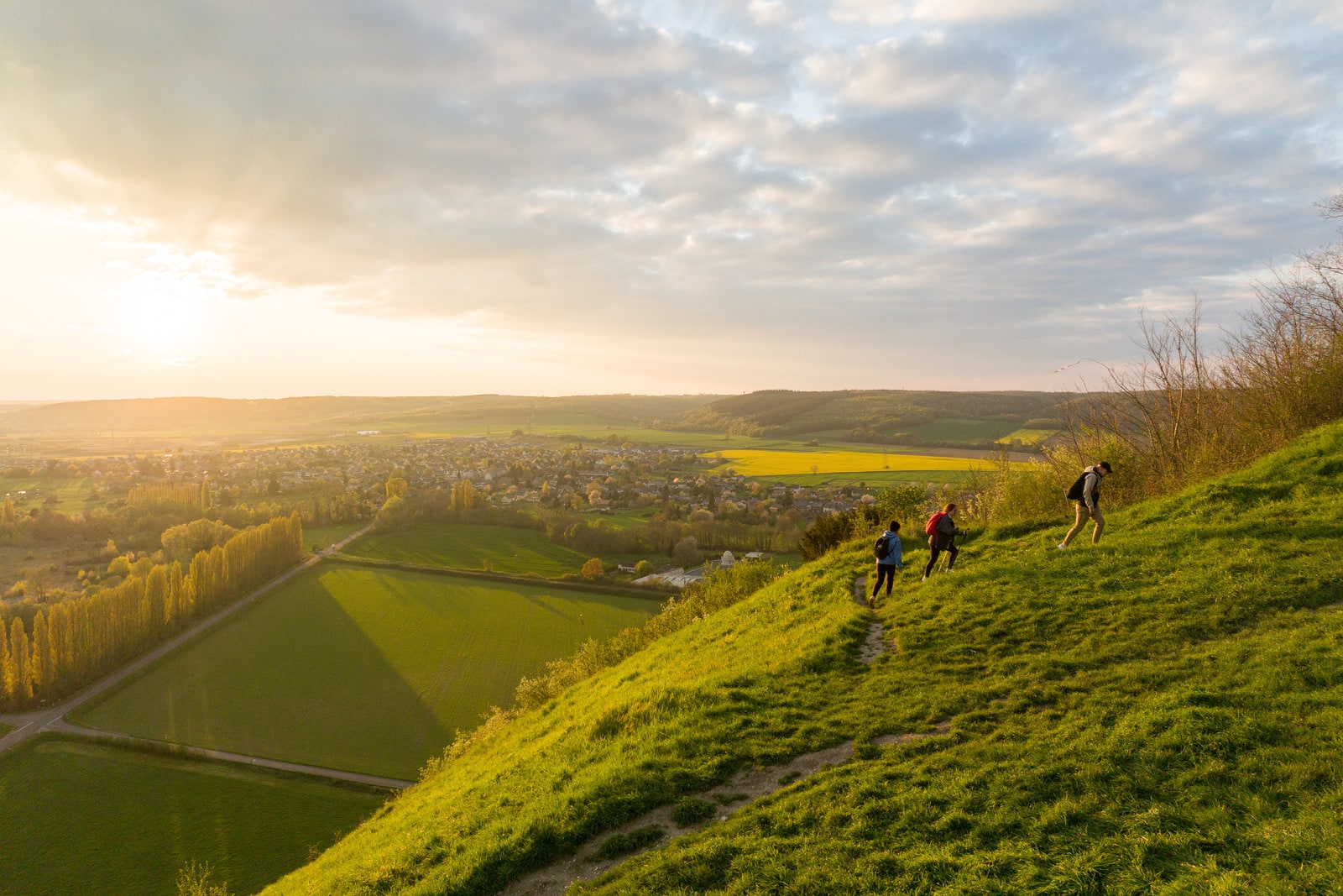 Amis en coucher de soleil en randonnée