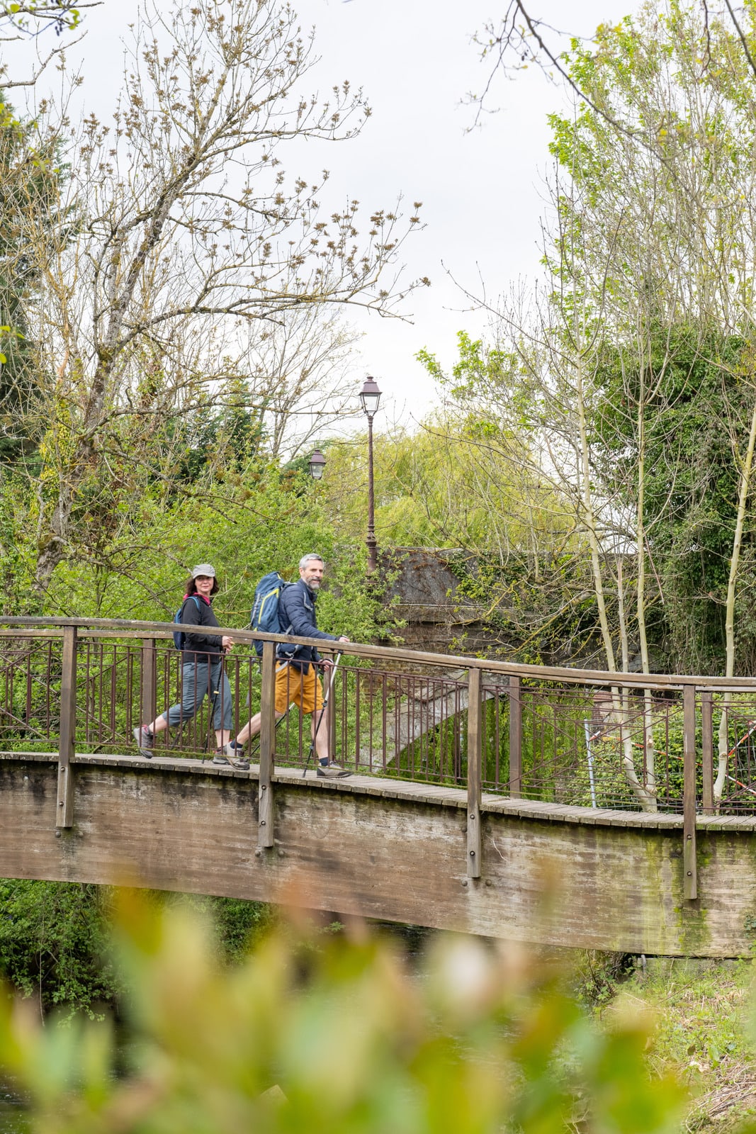 randonneurs sur un pont