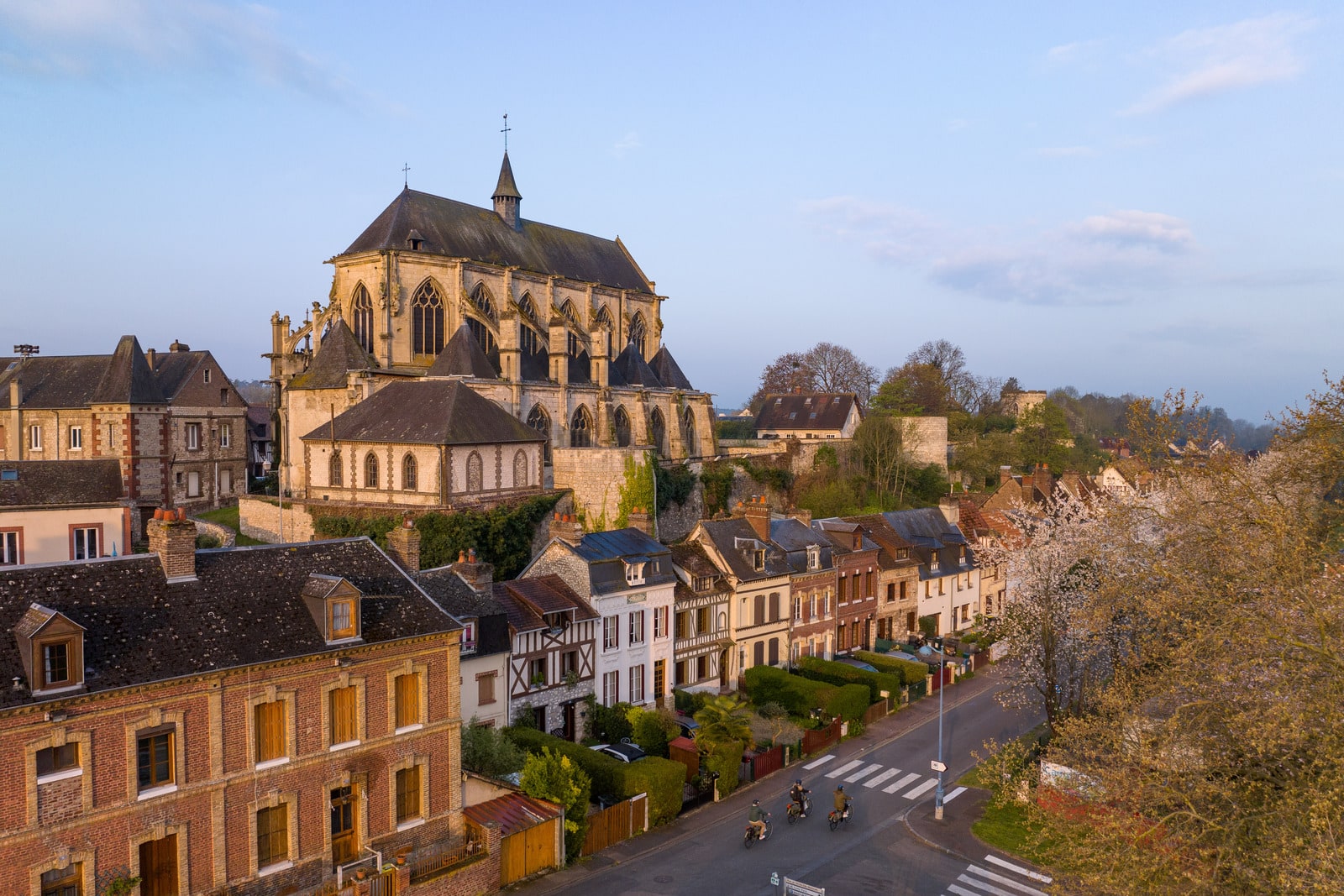 village au lever du soleil avec cycliste