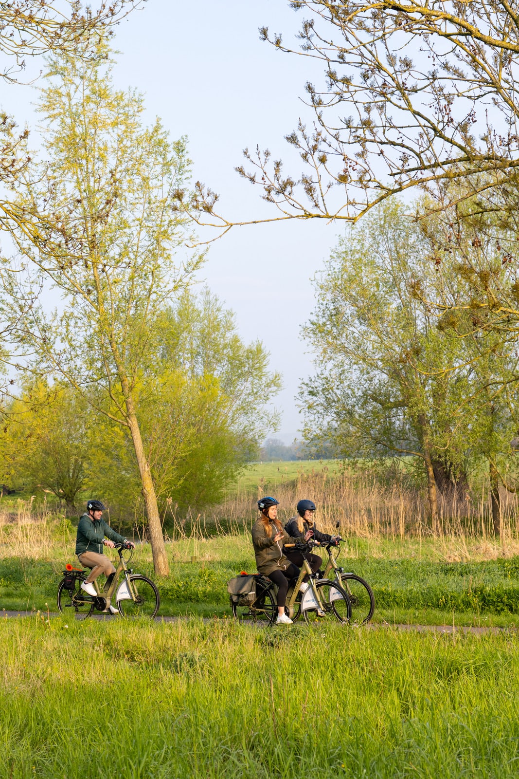 3 amis en vélo sur une voie verte