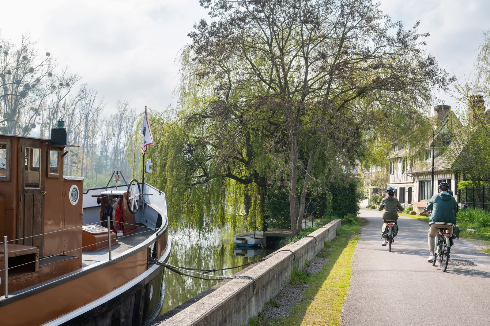 vélos en bord de fleuve avec péniche