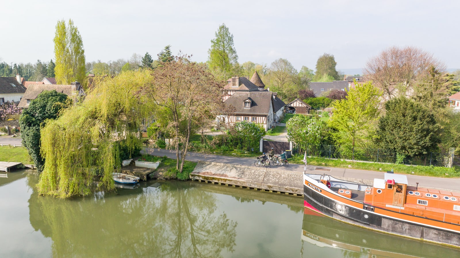 vélos en bord de fleuve avec péniche