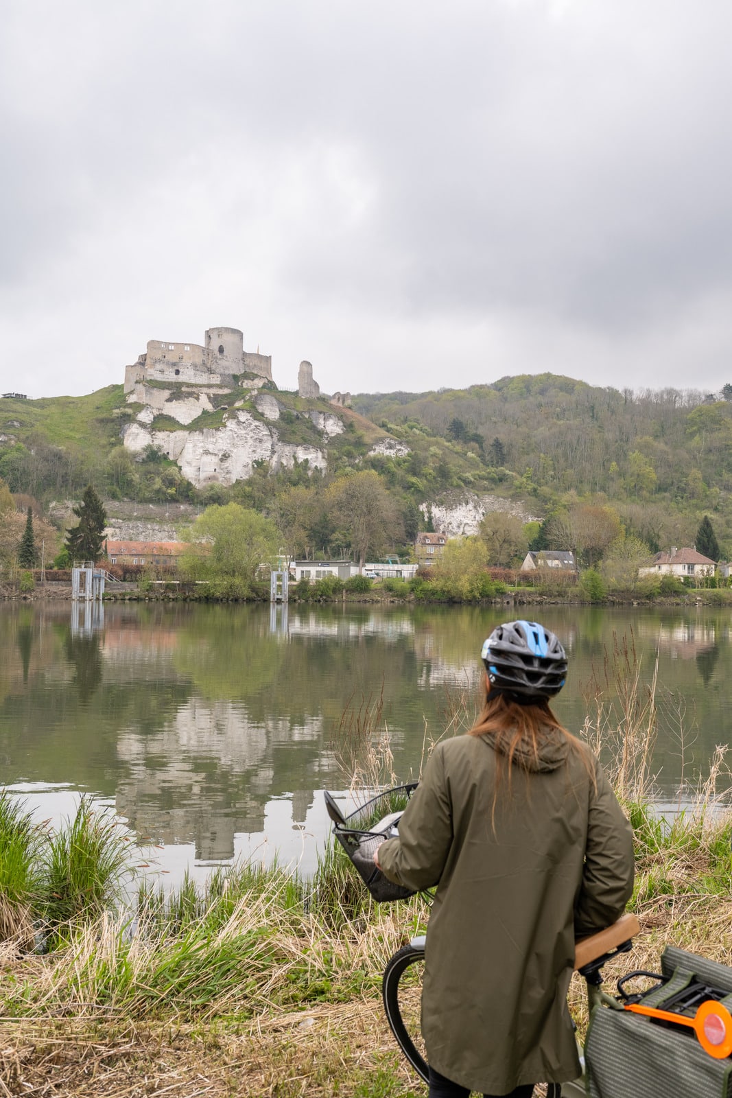 cycliste devant un château