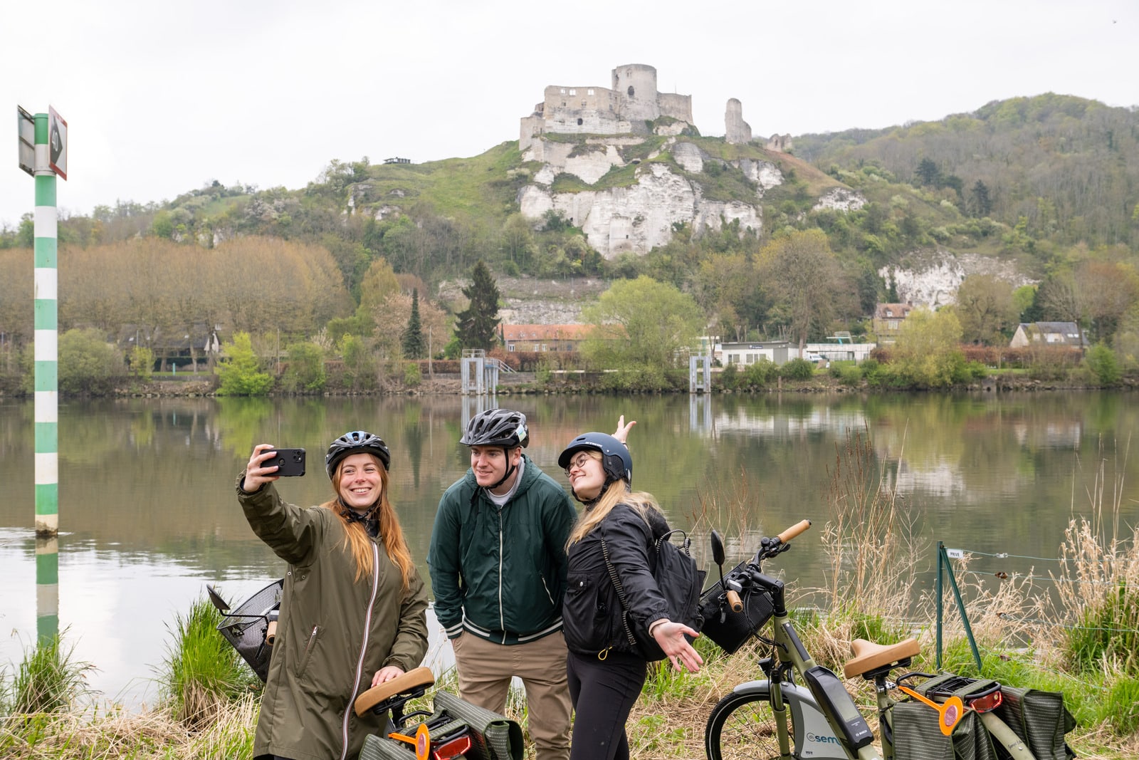 selfie d'amis devant un château