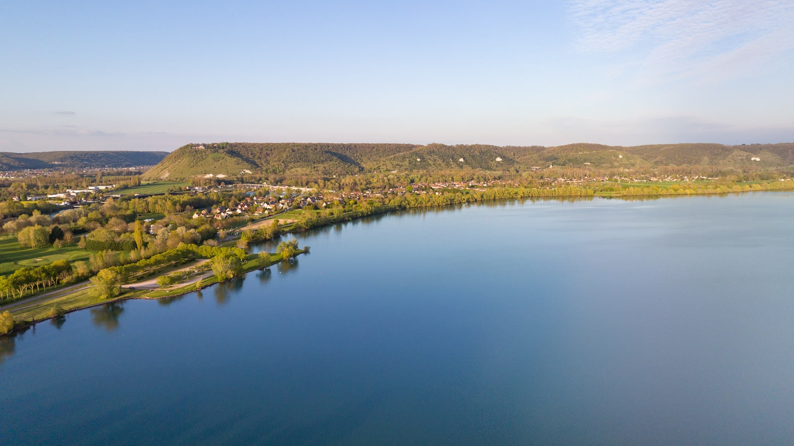 lac au coucher du soleil avec vallons environnants