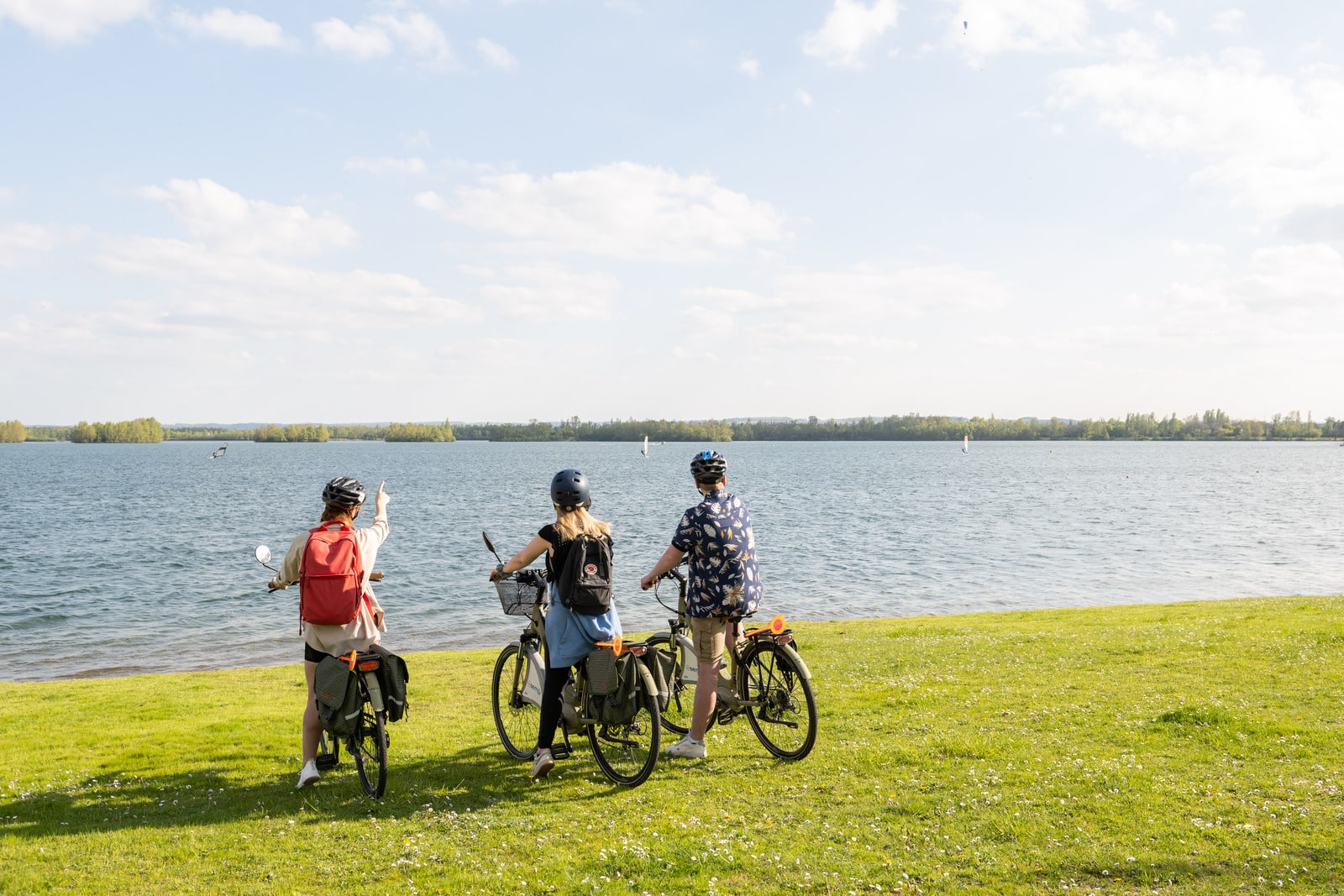 trois cyclistes face au lac