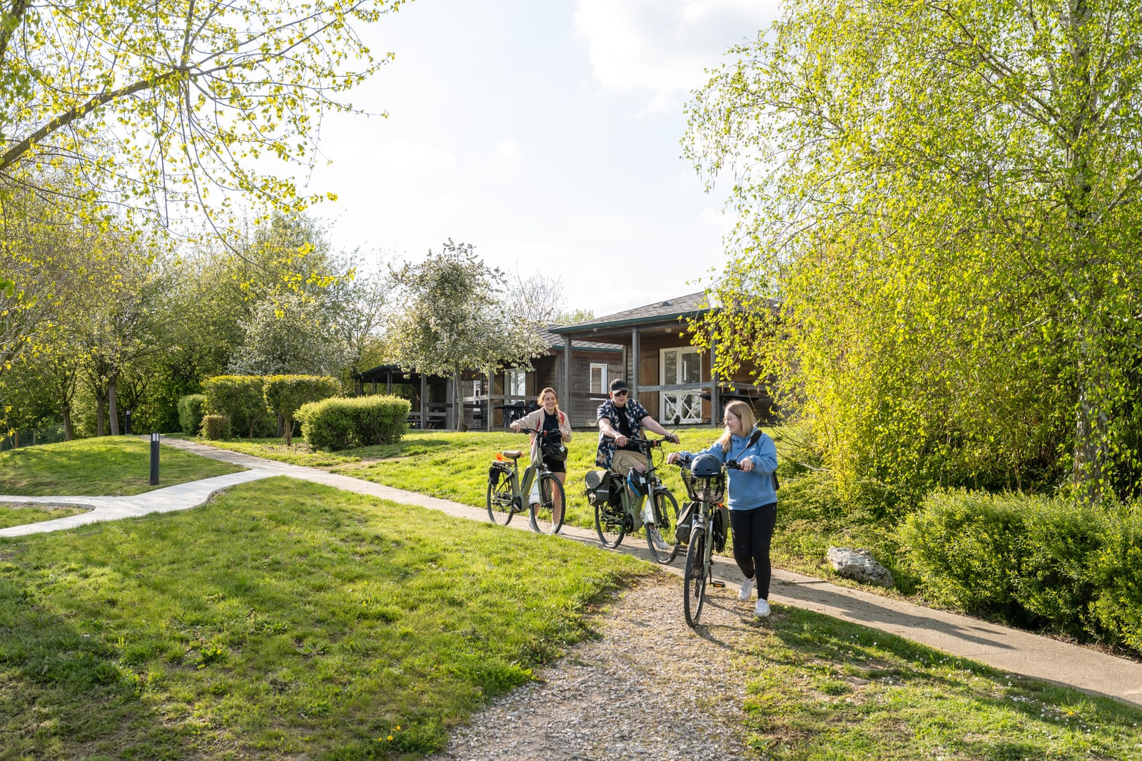 Cyclistes arrivant à leur hébergement