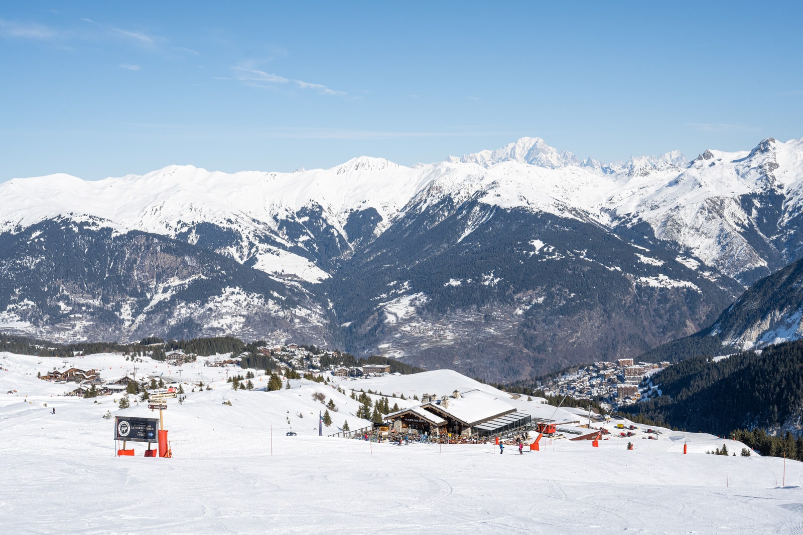 vue pistes de ski et restaurant d'altitude