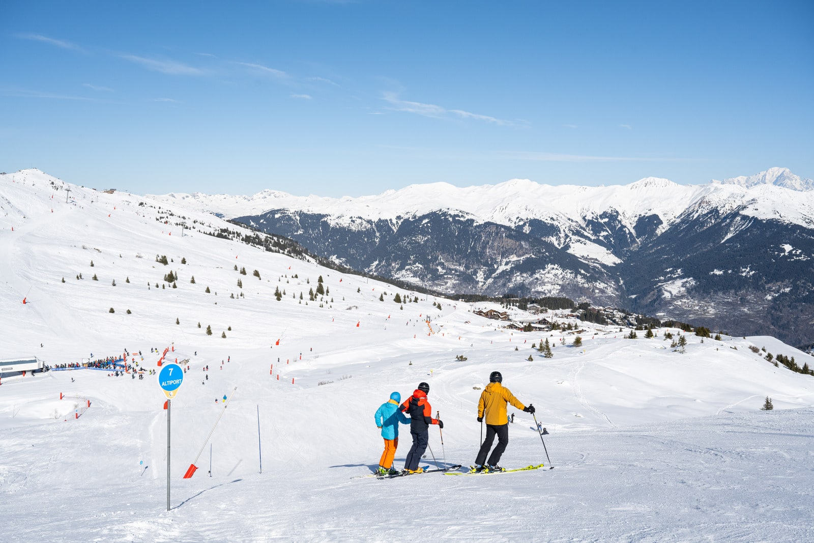 skieurs en bord de piste