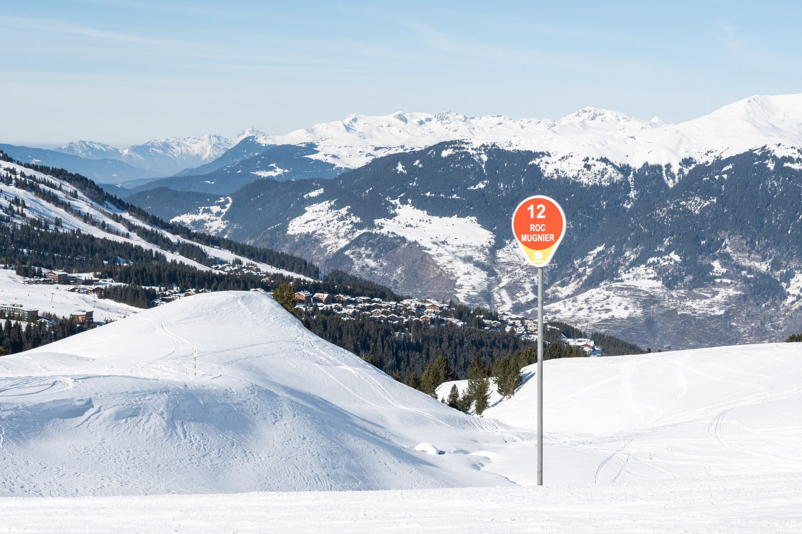 vue des pistes avec panneau