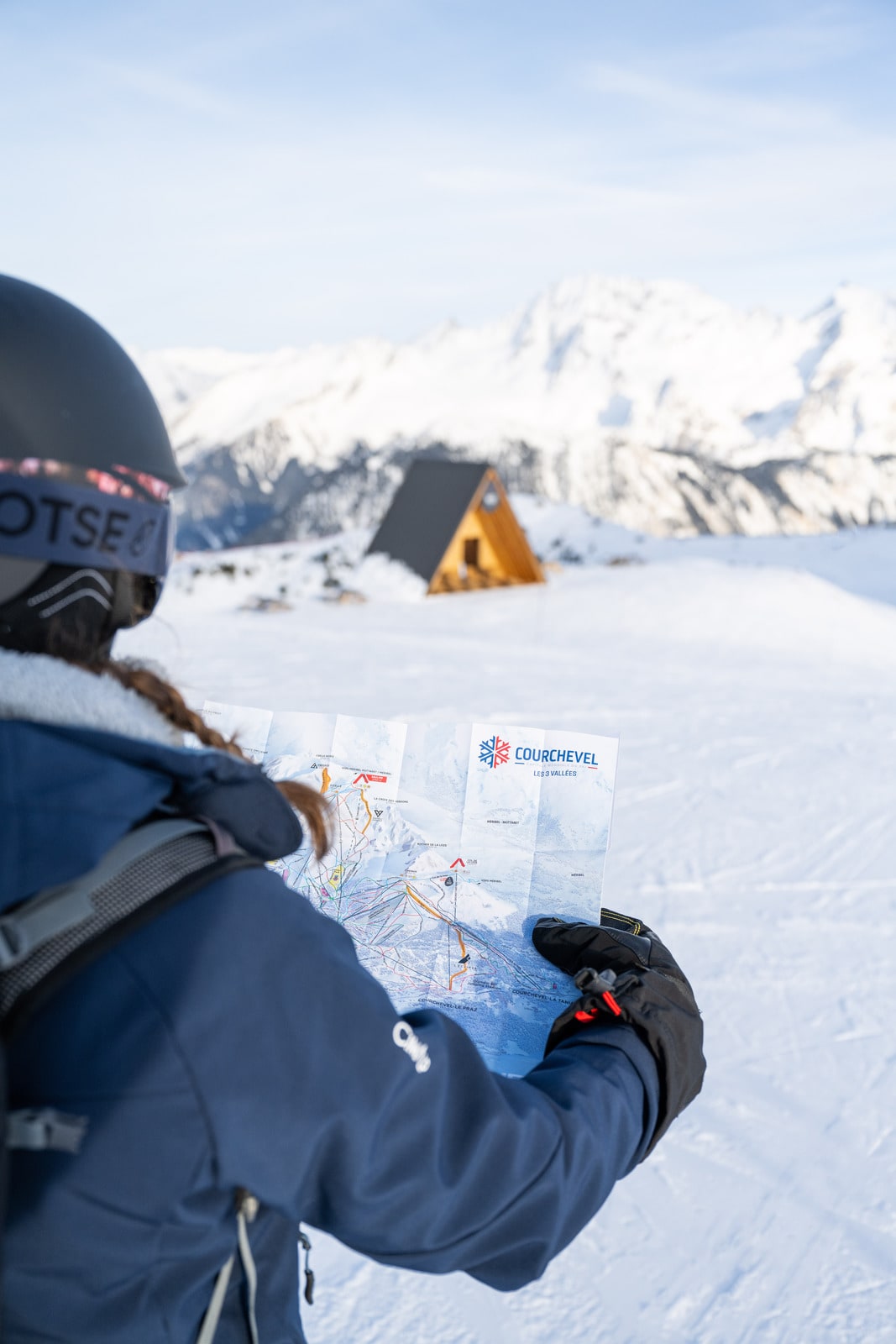 skieur avec plan des pistes