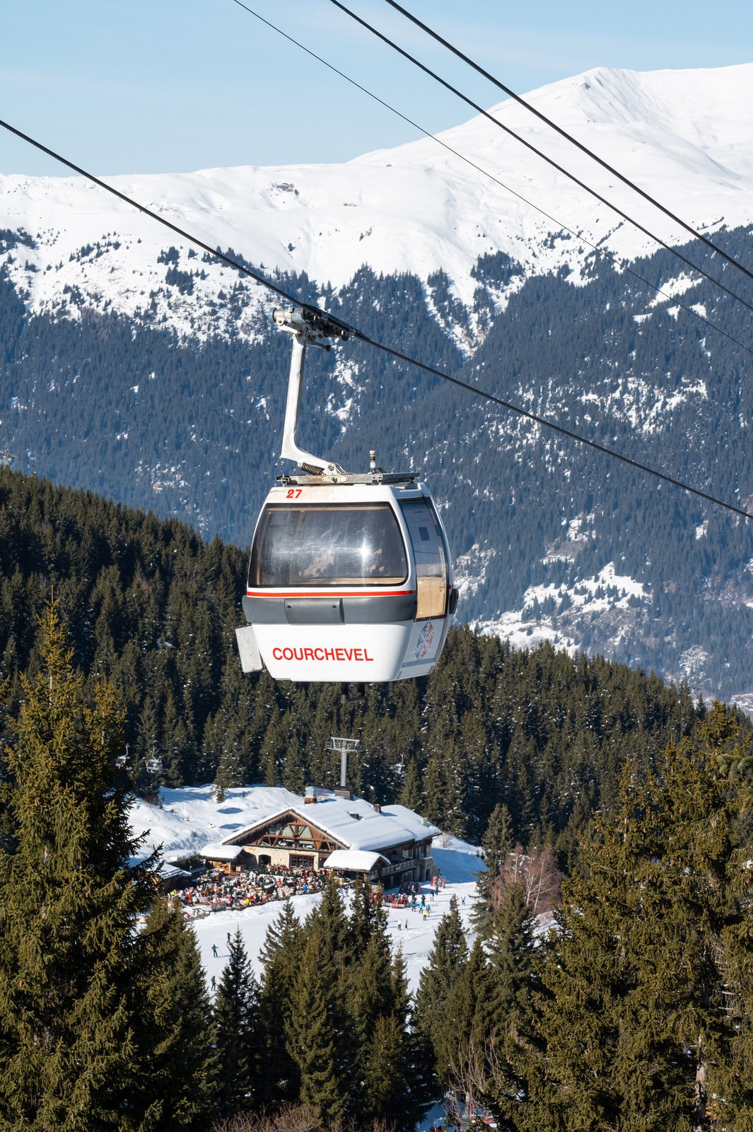 œuf en station de ski avec chalet restaurant