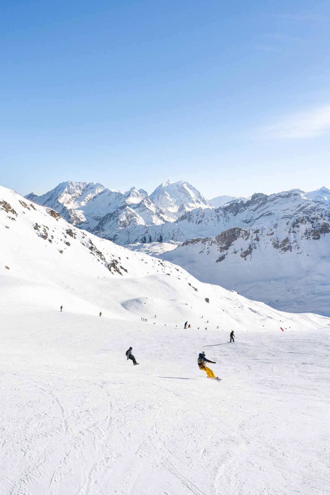 piste de ski avec snowboardeurs