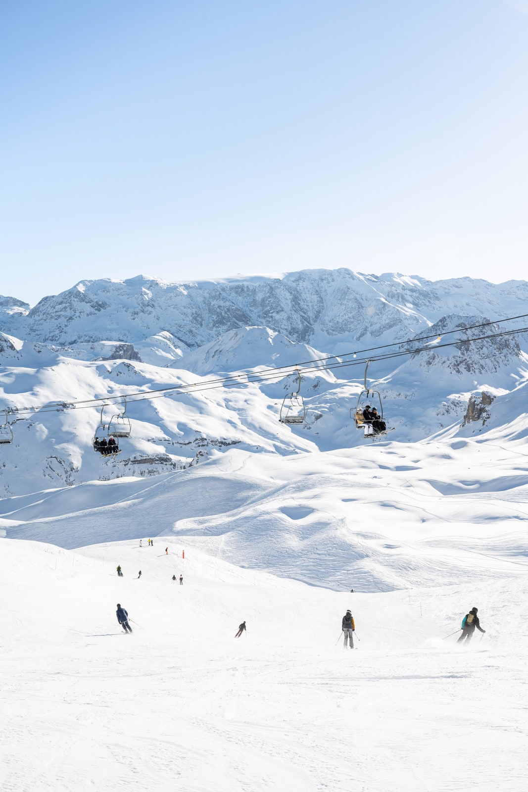 piste de ski et télésiège en hiver