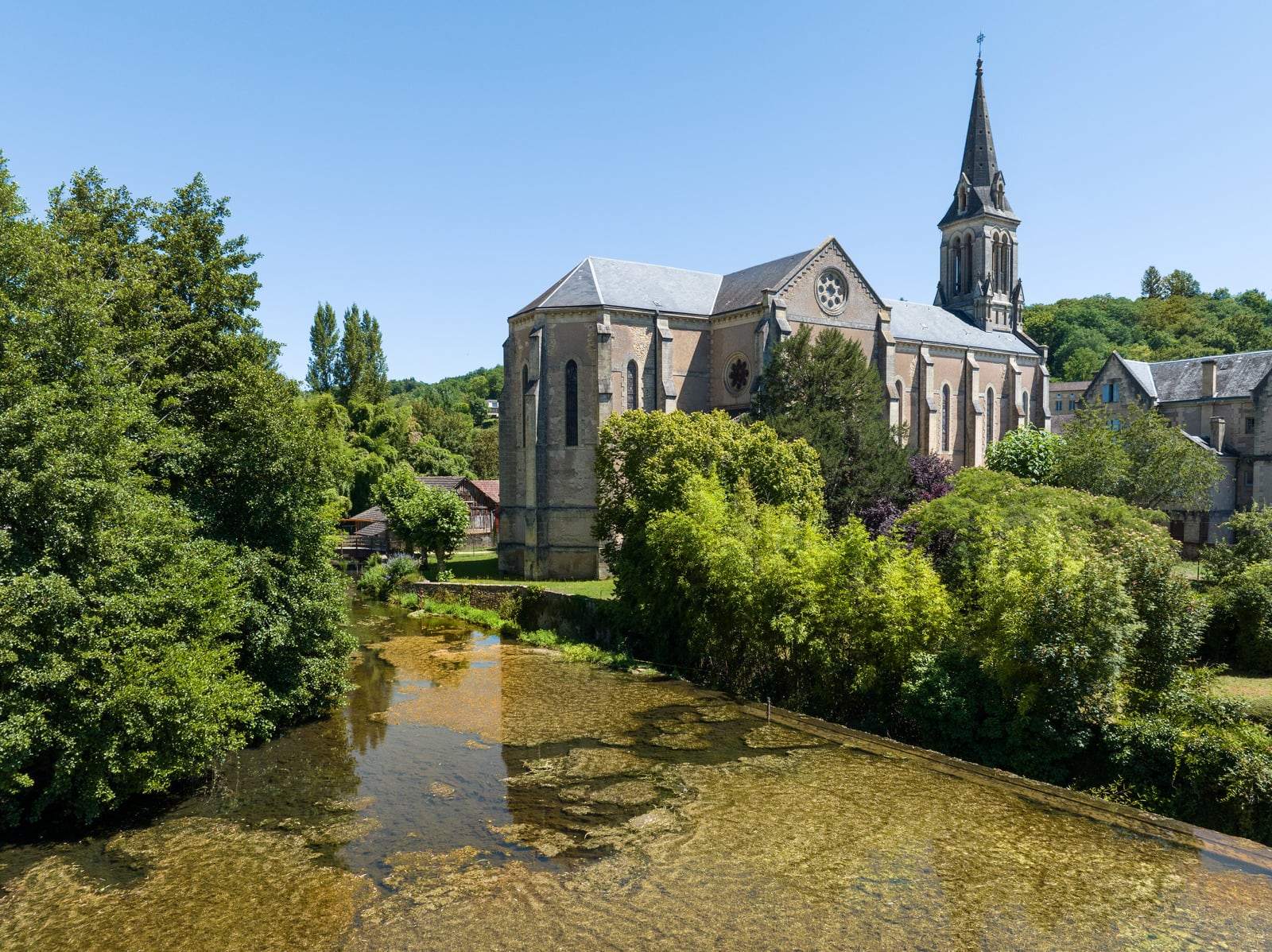 église au bord de l'eau en drone